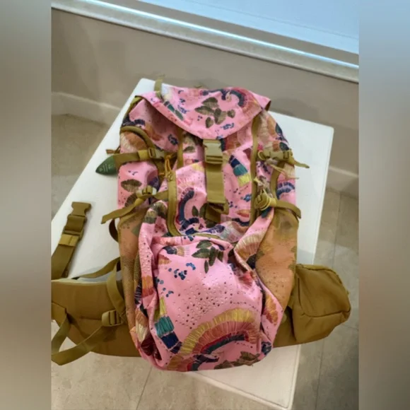 FARM RIO 
TROPICAL COLLAGE CANVAS COLORFUL BIRD HIKING BAG
OS
MULTI - Picture 2 of 6